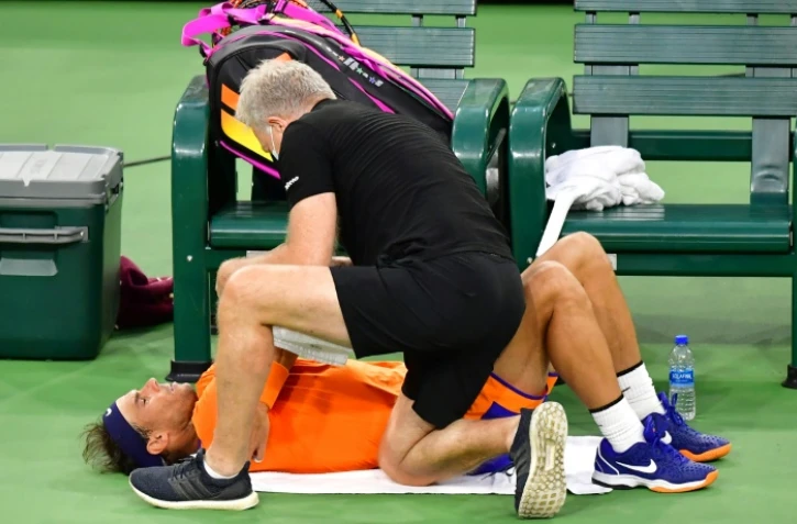 Rafael Nadal soigné lors du troisième de sa demi-finale contre son compatriote Carlos Alcaraz le 19 mars 2022 à Indian Wells
