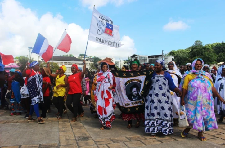 Manifestants place de la République à Mamoutzou, à Mayotte, le 13 mars 2018