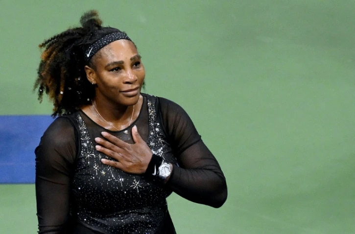 L'Américaine Serena Williams salue le public après sa défaite au 3e tour de l'US Open, vraisemblablement le dernier match de sa carrière, à New York, le 2 septembre 2022