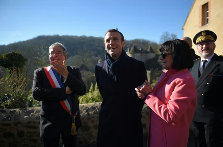 Emmanuel Macron accueilli par le maire de Gargilesse-Dampierre, dans l'Indre, avant d'échanger avec des maires et des entrepreneurs, le 14 février 2019 