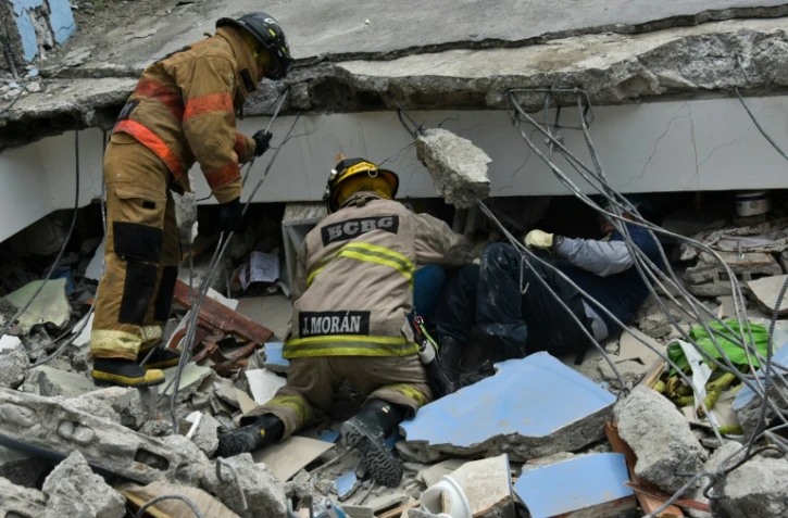 Les secours à la recherche de survivants au milieu des décombres le 17 avril 2016 à Gauyaquil