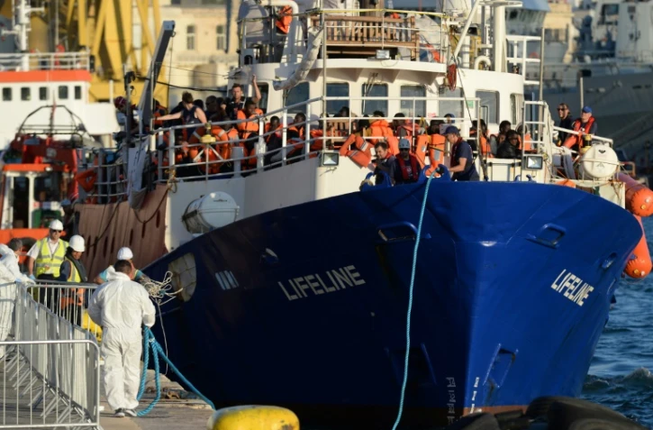 Le "Lifeline", bateau humanitaire exploité par l'ONG éponyme, arrive avec 234 migrants à bord dans le port de La Valette, le 27 juin 2018