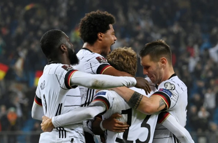 L'attaquant allemand Thomas Müller (c, dos), auteur du 2e but contre la Roumanie, est félicité par ses coéquipiers, lors des qualifications (Zone Europe) pour la Coupe du monde 2022 au Qatar, le 8 octobre 2021 à Hambourg