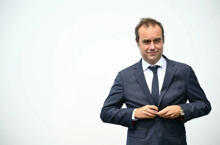 Le Premier ministre Sébastien Lecornu, le 17 juin 2025 à l'aéroport du Bourget