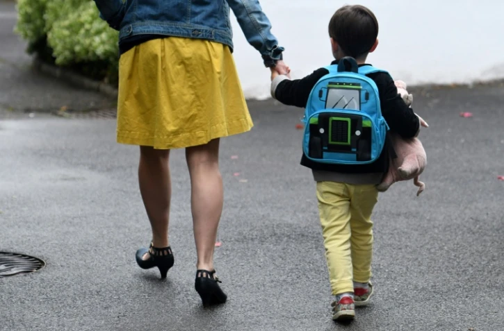 Plus de 300.000 mineurs font l'objet d'au moins une mesure de protection de l'enfance, une grosse moitié étant placée en foyer ou famille d'accueil, les autres suivis à domicile