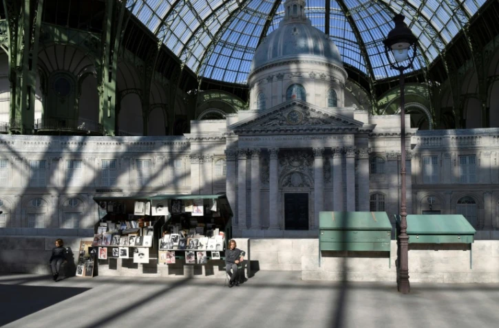 Un décor reproduisant, sous la vérrière du Grand Palais, la façade de l'Institut de France avec sa fameuse coupole et un stand de bouquiniste, comme cadre de présentation de la collection automne 2018 - hiver 2019 de Chanel. Paris, 3 juillet 2018.
