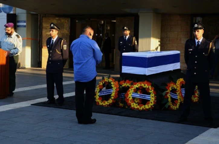 Un homme se recueille devant le cercueil de Shimon Peres le 29 septembre 2016 à Jérusalem