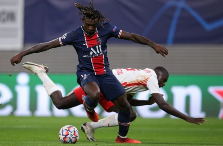 L'attaquant parisien Moïse Kean remporte son duel avec le défenseur du RB Leipzig, lors du revers du PSG à la RedBull Arena en Ligue des champions, le 4 novembre 2020
