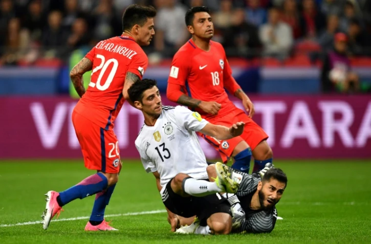 Le milieu de l'Allemagne Lars Stindl (c), inscrit le but de l'égalisation pour l'Allemagne face au Chili en Coupe des Confédérations, le 22 juin 2017 à Kazan