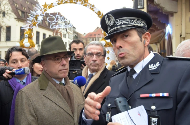 Jean-François Illy (d), alors directeur de la DDSP du Bas-Rhin, discute avec le ministre de l'Intérieur d'alors Bernard Cazeneuve (g), et le maire de Strasbourg Roland Ries (c), le 26 novembre 2016 à Strasbourg