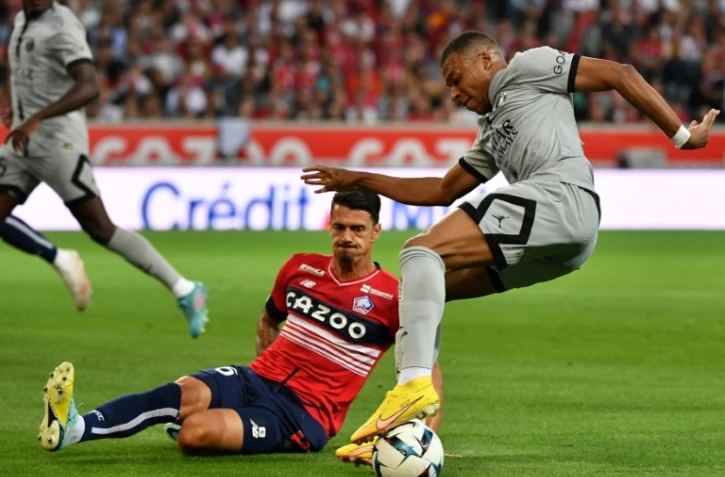 Le défenseur de Lille José Fonte tente de tacler l'attaquant du PSG Kylian Mbappé, le 21 août 2022 au stade Pierre Mauroy