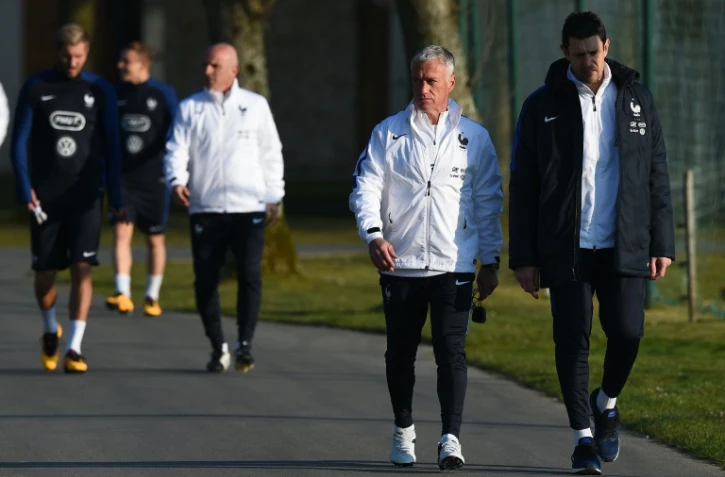 Le sélectionneur de l'équipe de France Didier Deschamps (g) et le gardien des Bleus Franck Raviot arrivent au centre de Clairefontaine pour une session d'entraînement, le 22 mars 2016