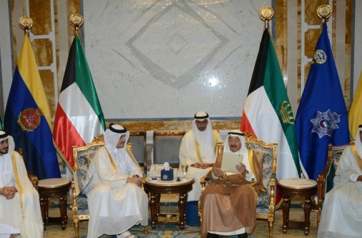 L'émir du Koweït, le cheikh Sabah al-Ahmad Al-Sabah (2e à droite), lisant un message reçu de l'émir du Qatar, à Koweït le 3 juillet 2017, photo fournie par Emiri Diwan