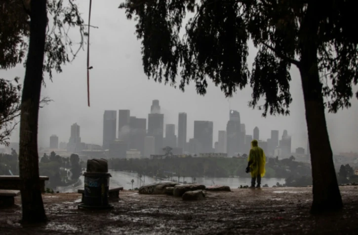 Un homme vêtu d'un poncho imperméable à Los Angeles, en Californie, aux Etats-Unis, le 24 décembre 2025