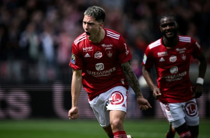 L'Uruguayen Martin Satriano exulte après son but pour Brest face à Metz, le 7 avril 2024 au stade Francis-Le-Blé