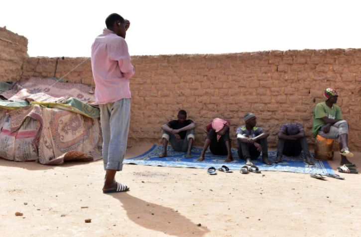 Des migrants d'Afrique de l'Ouest attendent dans un "ghetto" d'Agadez au Niger, d'aller en Libye d'où ils tenteront d'atteindre l'Europe en traversant la Méditerranée, le 1er avril 2017