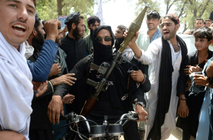 Un combattant taliban afghan dans une rue de Jalalabad le 16 juin 2018, pour célébrer le cessez-le-feu de trois jours dont les talibans viennent d'annoncer qu'il ne serait pas prolongé