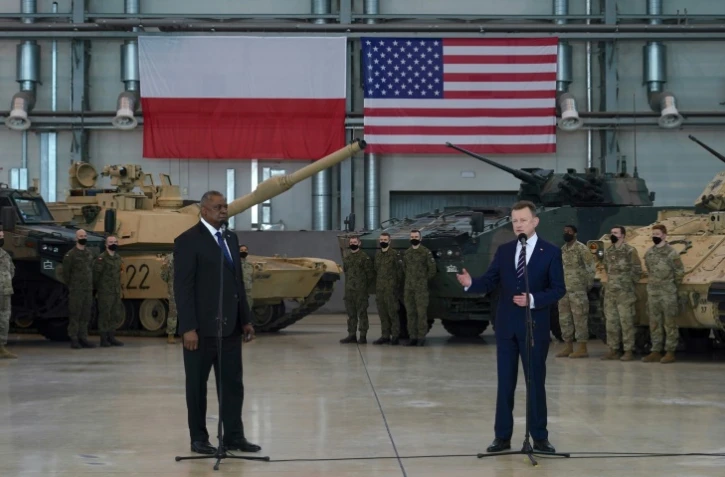 Le ministres de la Défense américain Lloyd Austin (à gauche) et polonais Mariusz Blaszczak, le 18 février 2022 dans la base aérienne de Powidz, dans le centre de la Pologne