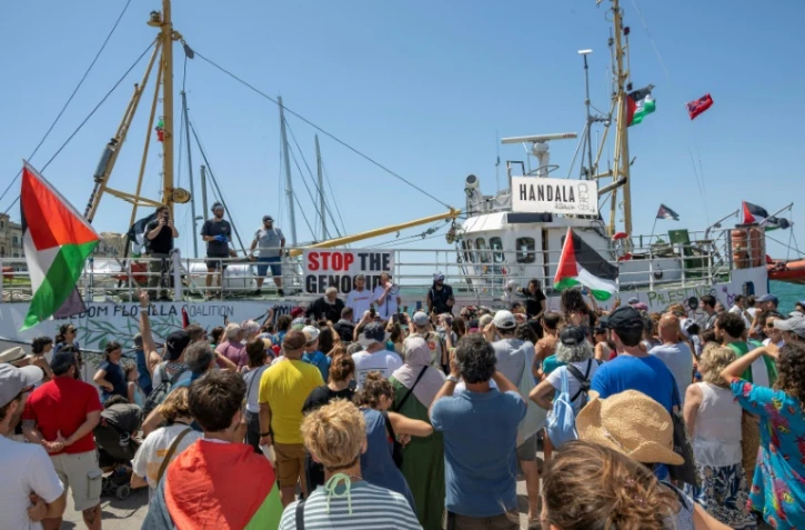 Le Handala, un nouveau bateau  transportant des militants pro-palestiniens et de l'aide humanitaire, s'apprête à quitter Syracuse, en Sicile, à destination de Gaza, le 13 juillet 2025