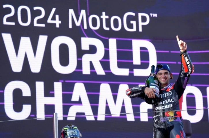Jorge Martin fête à Barcelone son premier titre de champion du monde de MotoGP remporté dimanche.