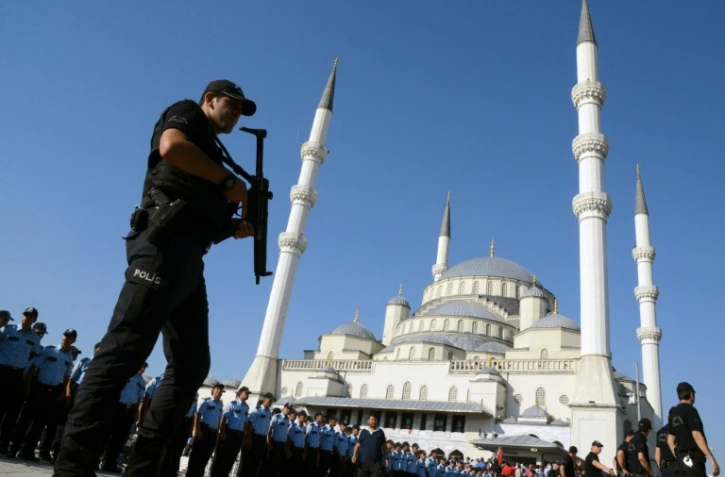 Un policier turc lors des funérailles de victimes du putsch, à Ankara le 17 juillet 2016