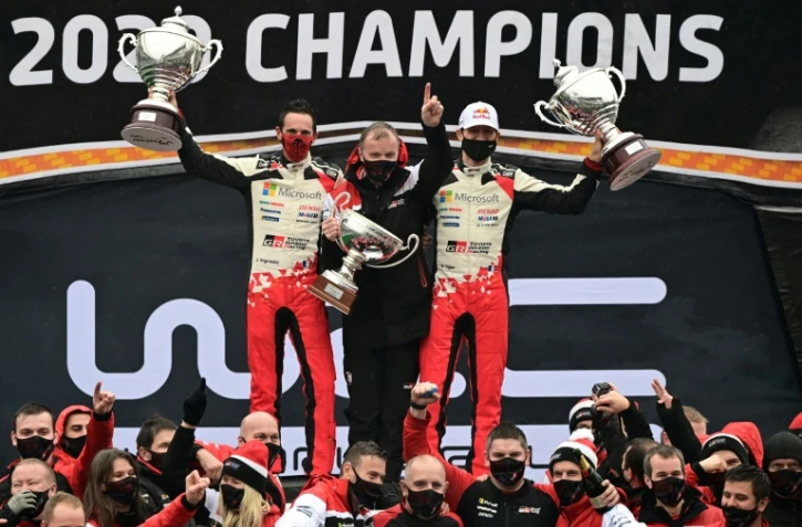 Le pilote français Sébastien Ogier (droite), son copilote Julien Ingrassia (gauche) et le patron de leur équipe Toyota à Monza le 6 décembre 2020 