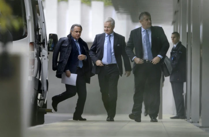 Les membres du Comité exécutif de l'UEFA, le Russe Vitali Mutko (g), le Slovaque Frantisek Laurinec et le Croate Davor Suker (d), à leur arrivée à Nyon, le 15 octobre 2015