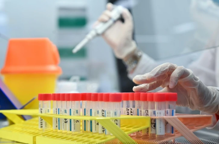 Collecte d'échantillon pour analyse du virus dans un laboratoire à Londres, le 21 janvier 2021