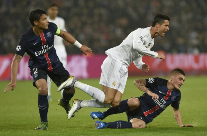 L'attaquant du Real Madrid stoppé par les Parisiens Marco Verratti et Thiago Silva en Ligue des champions, le 21 octobre 2015 au Parc des Princes