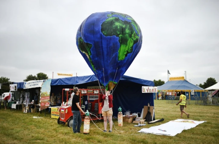 Des opposants à l'aéroport de Notre-Dame-des-Landes sur le site du projet contesté pour leur rassemblement estival annuel, le 9 juillet 2016