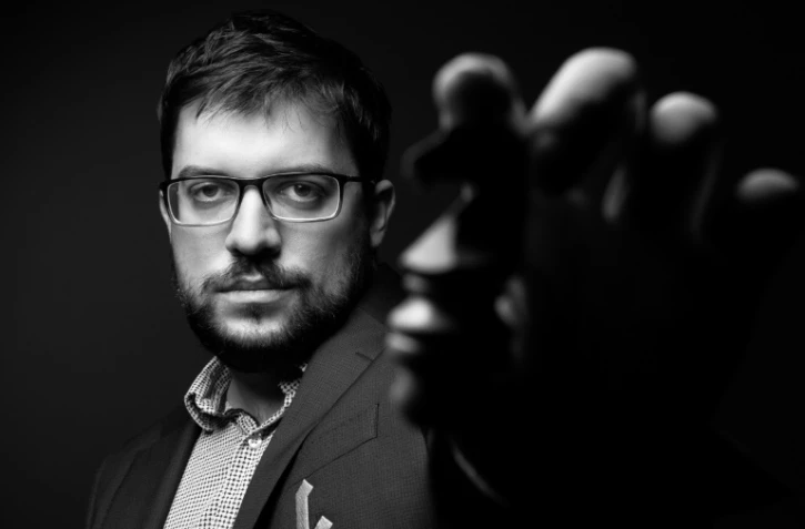 Le grand maître Maxime Vachier-Lagrave pose durnt un shooting à Paris, le 4 mai 2021