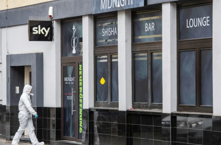 Un agent de la police scientifique devant l'un des bars visés par une attaque à Hanau, en Allemagne, le 20 février 2020