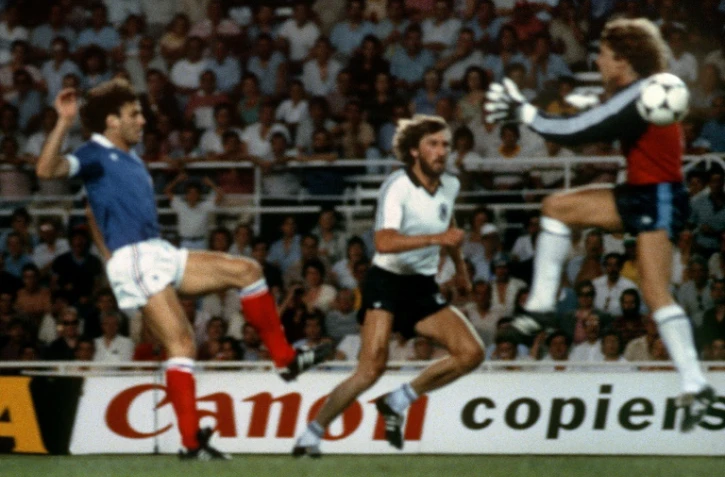 Le gardien allemand Harald "Tony" Schumacher (d) face au Français Patrick Battiston en demi-finales du Mondial-82, le 8 juillet à Séville 