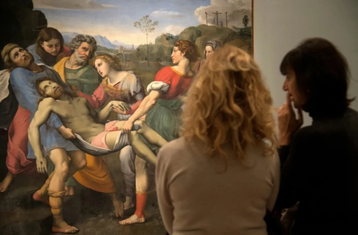 Des visiteuses regardent un tableau de Cavalier d'Arpin, "Le Christ porté au tombeau" (1507) à la Scuderie del Quirinale à Rome le 15 décembre 2016