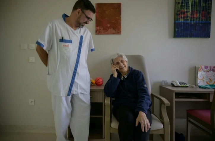 Une résidente d'un Ehpad, atteinte de la maladie d'Alzheimer, converse au téléphone avec une IA baptisée Livana, le 17 septembre 2026 à Septfonds, dans le Tarn-et-Garonne