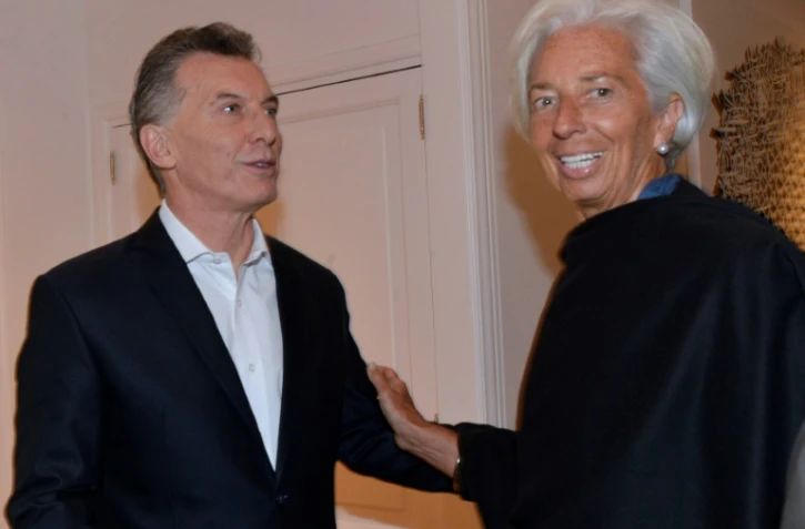 Le président argentin Mauricio Macri (G) accueille la présidente du FMI Christine Lagarde, le 20 juillet 2018 à Buenos Aires 
