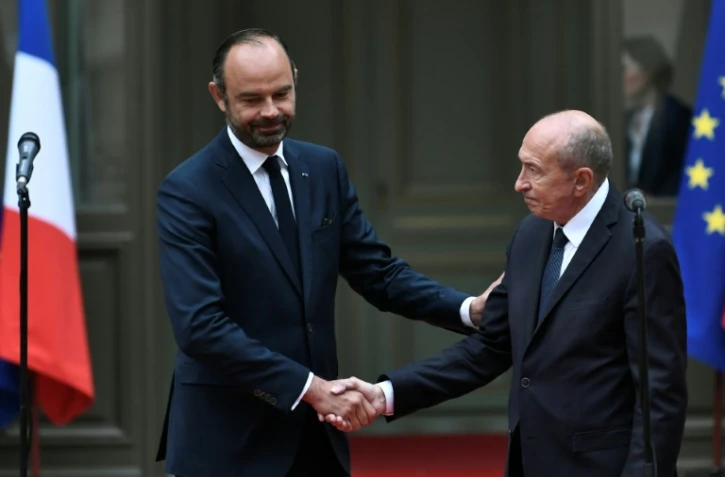 L'ex-ministre de l'Intérieur Gérard Collomb salue le Premier ministre Edouard Philippe en quittant la Place Beauvau, le 3 octobre 2018 à Paris