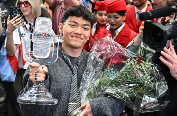 Le chanteur autrichien JJ, vainqueur de l'Eurovision, accueilli par ses fans à son arrivée à l'aéroport de Vienne, le 18 mai 2025
