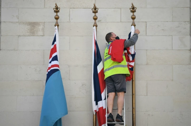 Installation des drapeaux au mémorial à Whitehall à Londres, le 7 mai 2020 pour préparer la commémoration de la fin de la Seconde guerre mondiale , le 8 mai 2020