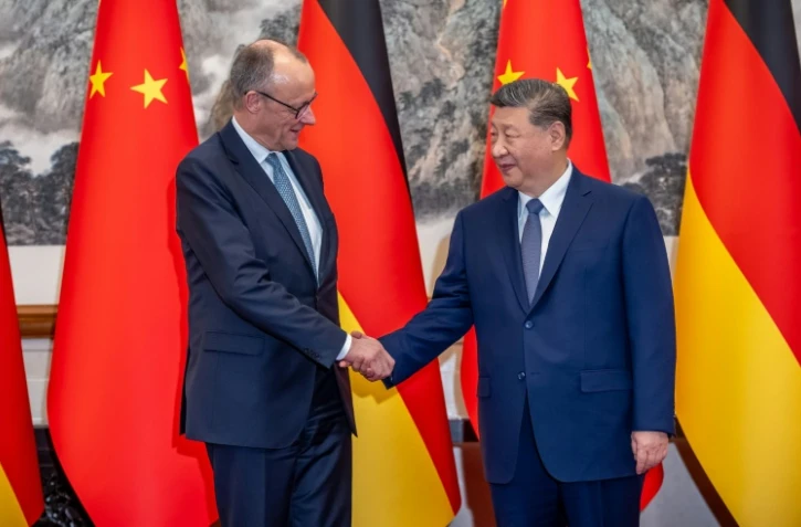 Le président chinois Xi Jinping (d) et le chancelier allemand Friedrich Merz à Pékin, le 25 février 2026