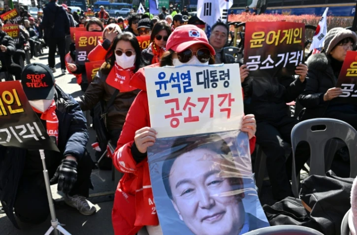 Les partisans de l’ancien président sud-coréen destitué, Yoon Suk Yeol, se rassemblent devant le tribunal de district central de Séoul, à Séoul, le 19 février 2026