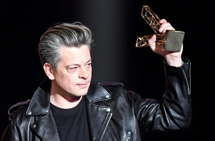 Benjamin Biolay sur scène à Boulogne-Billancourt le 12 février 2021, après avoir reçu son prix aux Victoires de la musique