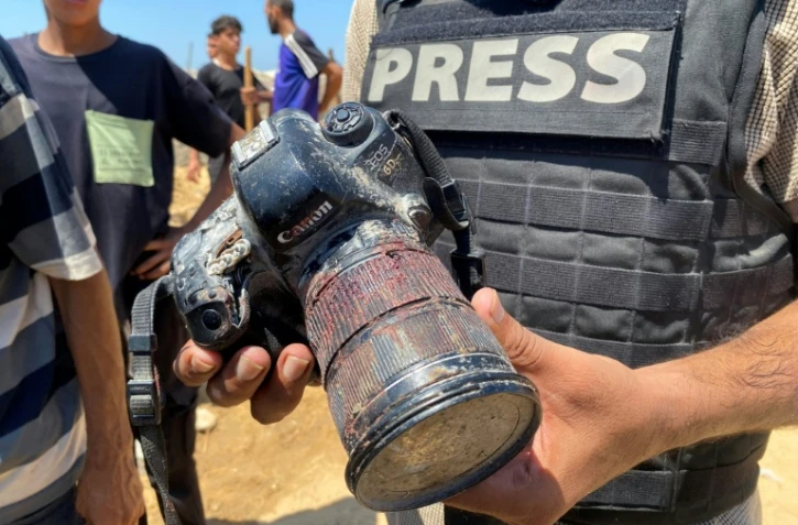 Un journaliste dans la bande de Gaza tient le 25 août 2025 l'appareil appartenant à la photojournaliste palestinienne Mariam Dagga, tuée dans une frappe israélienne 