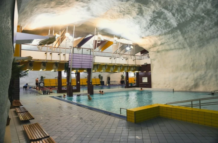 La piscine Itakeskus aménagée dans un abri anti-bombardement souterrain, le 27 mars 2025 à Helsinki, la capitale finlandaise