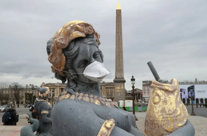 Des masques protecteurs ont été apposés le 31 mars 2018 devant la bouche de statues place de la Concorde, afin de dénoncer l'inaction des pouvoirs publics contre la pollution de l'air