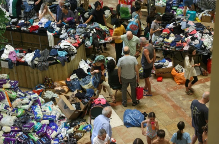 Des Israéliens évacués de la zone frontalière avec Gaza reçoivent des dons de vêtements dans un hôtel de la région de la Mer Morte, le 9 octobre 2023