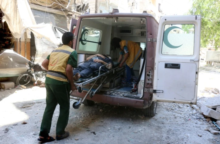 Un blessé évacué par une ambulance à Alep en Syrie, le 16 juillet 2016 