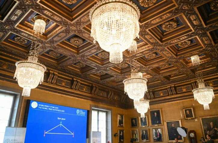 John Wettlaufer (c), membre du comité Nobel de physique, annonce les lauréats du prix à l'académie royale des sciences de Suède à Stockholm, le 5 octobre 2021