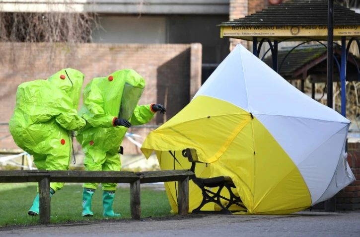 Le 8 mars 2018 des membres des services d'urgence près du banc à Salisbury où ont été découverts inconscients Sergei Skripal et sa fille Yulia