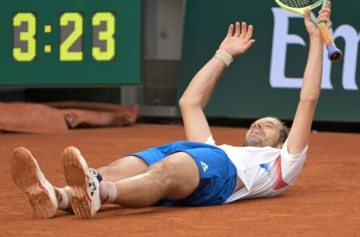 Le Français Richard Gasquet allongé sur la terre battue du court Suzanne Lenglen, après sa victoire contre le Croate Borna Coric, au premier tour de Roland-Garros, le 26 mai 2024